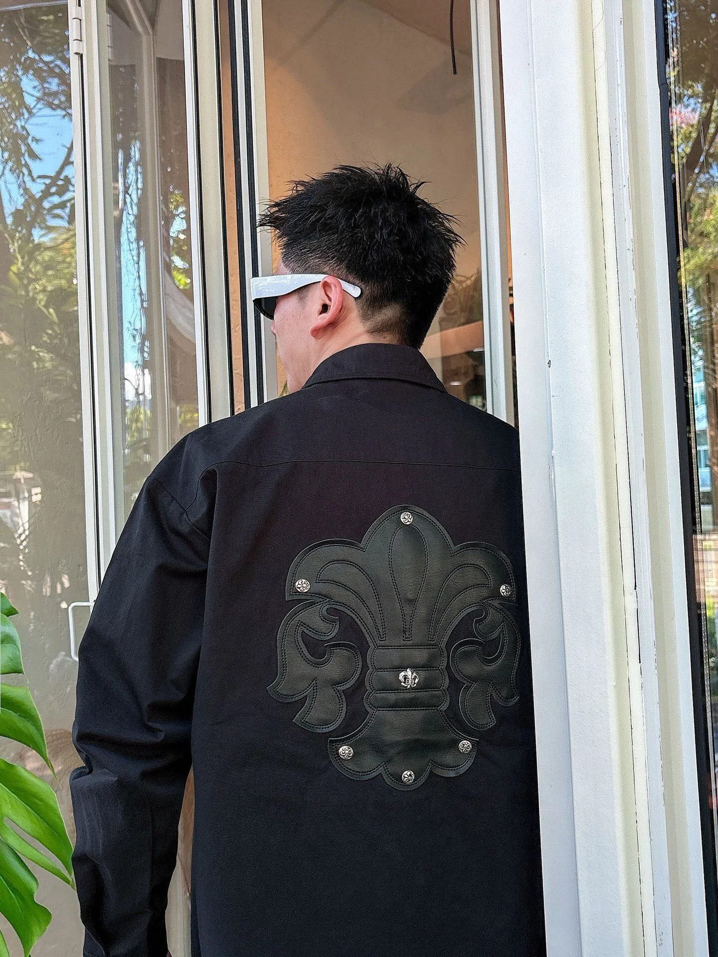 Pants P 520💰 Top P 500💰Chrome Hearts Leather Cross Leather Embroidery Shirt Jacket! OS version can be worn by both men and women! The fabric is made of twill gauze cotton fabric! The texture is clear and smooth, not easy to wrinkle or fade! The embroidery process is complex and repetitive, and the requirements for the embroidery machine are very strict. The distance is always 45 centimeters! It won’t work if the spacing is too big, and it won’t work if it’s too small! The hardware is all carved and cast. This piece of clothing consumes a lot of material. More than 3 meters of material is used for one piece of clothing! After the garment is made, it needs to be fixed at high temperature, washed at a water temperature of more than 70 degrees, and softened by adding softener to make the upper body softer and smoother!   Color: black white Size: m-3xl Style number: 5878